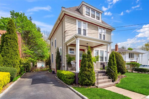 Exterior, Facade, American Foursquare