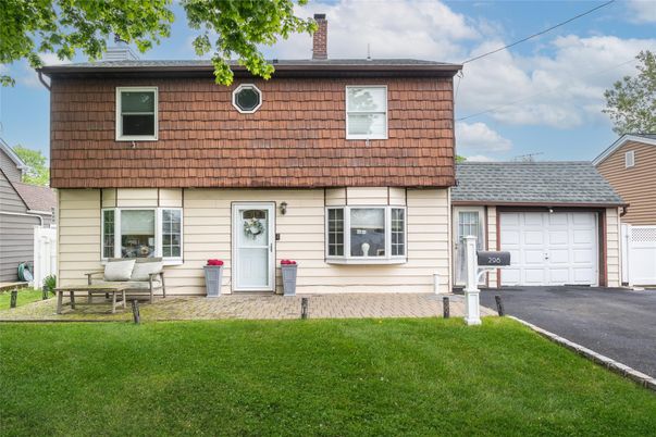Attached, Exterior, Facade, Cape Cod