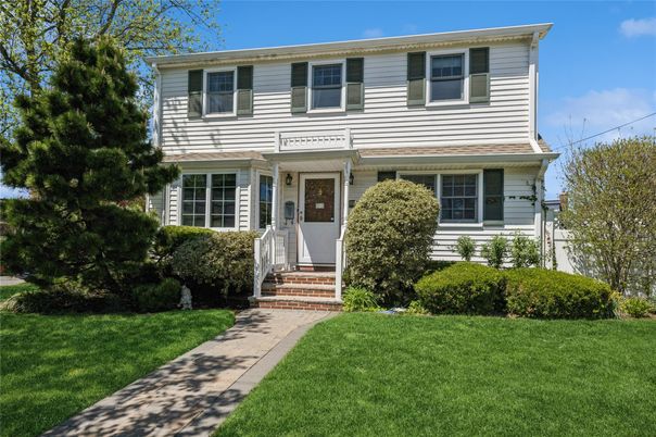 Exterior, Facade, Raised Ranch