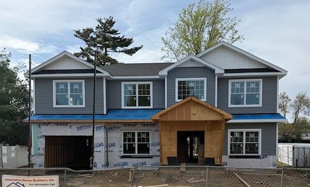 Attached, Exterior, Facade, American Craftsman