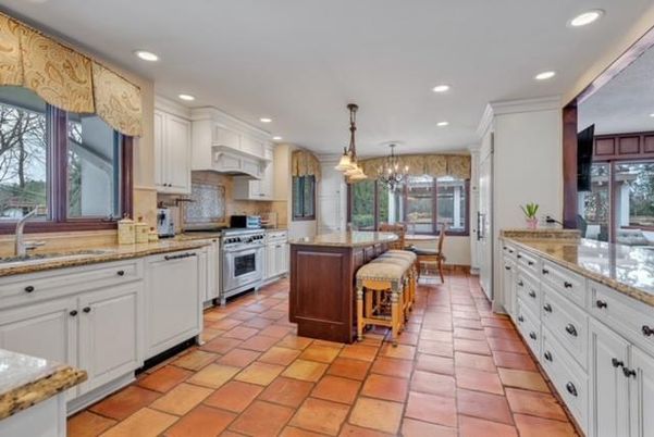 Chandelier, Dining room, Interior, Kitchen, Pendant Lights, Recessed Lighting, Stainless Steel Appliances