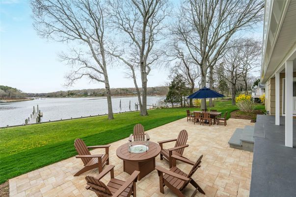 Exterior, Lake