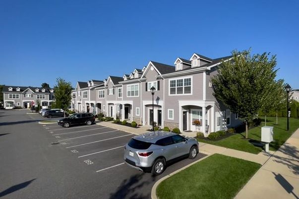 Exterior, Facade, Rowhouse