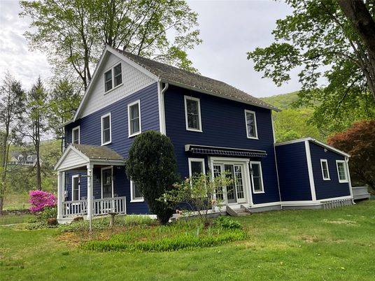 Exterior, Facade, Queen Anne Victorian