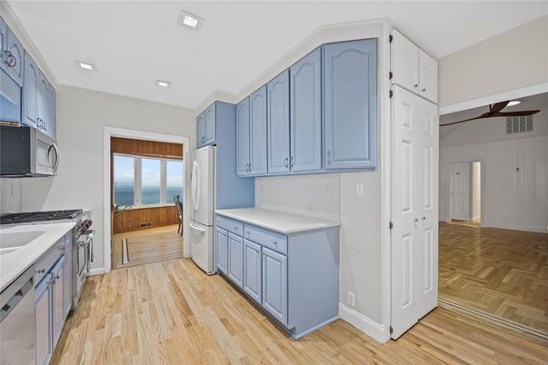 Interior, Kitchen, Recessed Lighting, Water, Wood Texture Flooring
