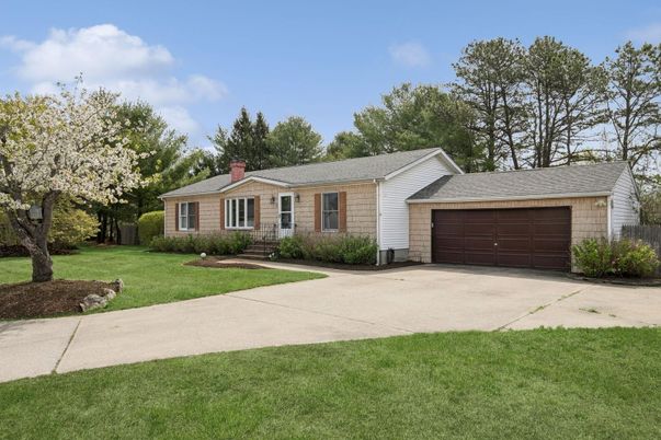 Attached, Exterior, Facade, Ranch