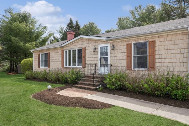Exterior, Facade, Ranch