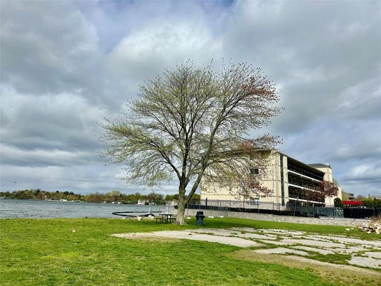 Exterior, Lake