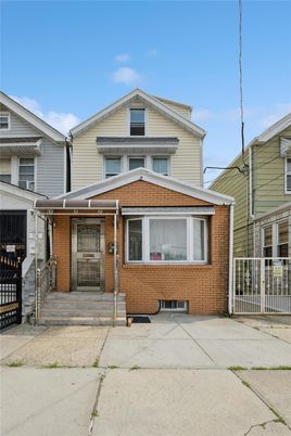 Exterior, Facade, Brick Facade, American Craftsman