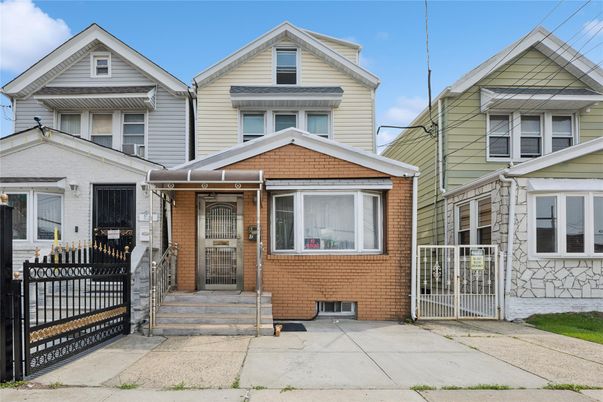 Exterior, Facade, Brick Facade, Rowhouse