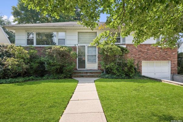 Attached, Exterior, Facade, Brick Facade, Split Level