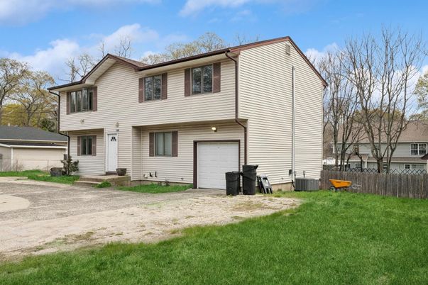 Attached, Exterior, Facade, Split Level