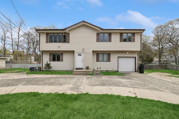 Attached, Exterior, Facade, Split Level