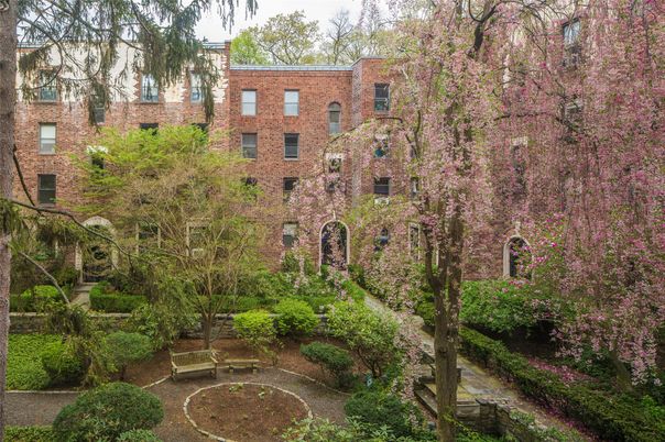 Exterior, Facade, Brick Facade, Rowhouse