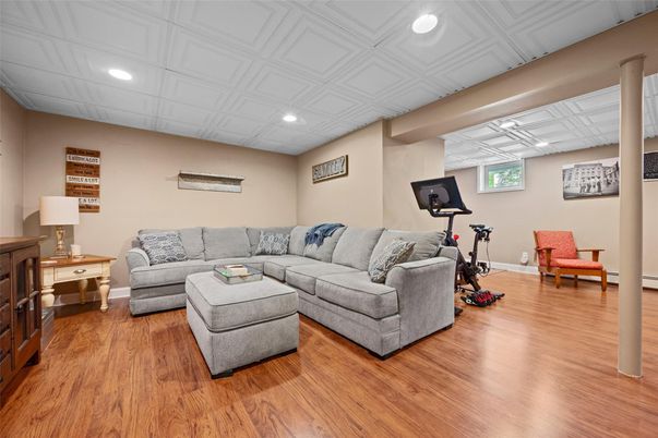 Fitness Equipment, Interior, Living room, Recessed Lighting, Wood Texture Flooring
