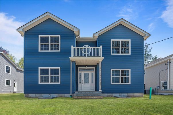Exterior, Facade, Rowhouse