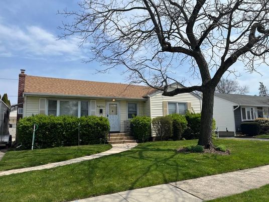 Exterior, Facade, Ranch