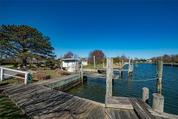 Exterior, Lake