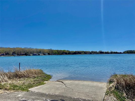Exterior, Lake