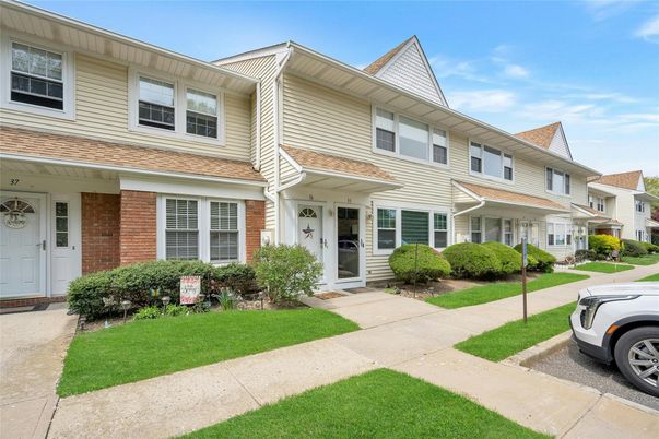 Exterior, Facade, Brick Facade, Rowhouse