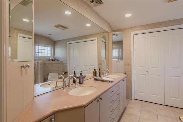 Bathroom, Dual Sink Vanities, Interior, Recessed Lighting