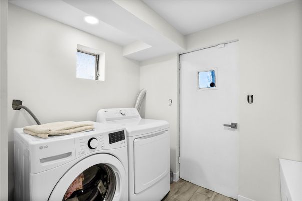 Interior, Recessed Lighting, Washer, Wood Texture Flooring