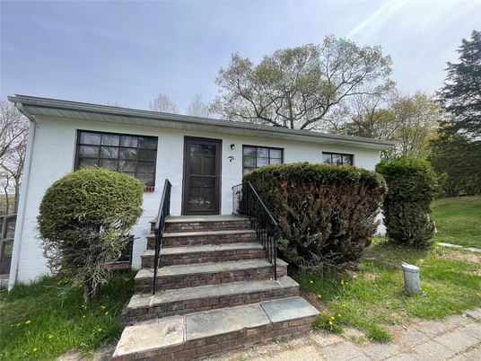 Exterior, Facade, Ranch