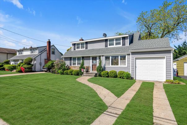 Attached, Exterior, Facade, Cape Cod