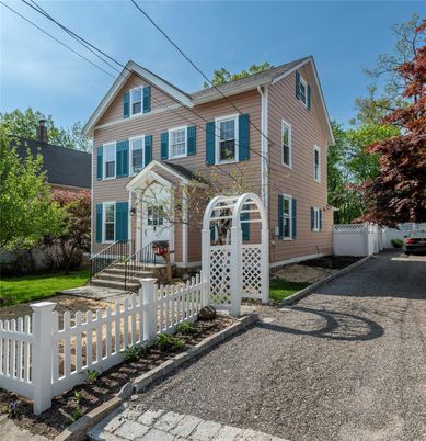 Exterior, Facade, Queen Anne Victorian