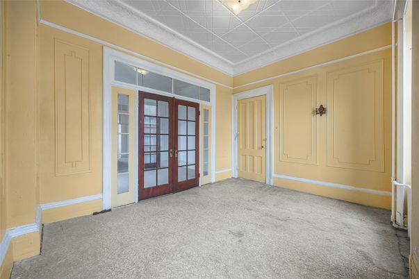 Empty room, Interior