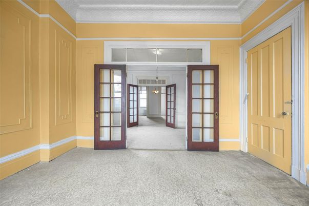 Empty room, Interior