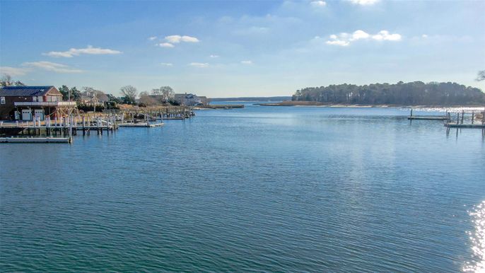 Exterior, Lake