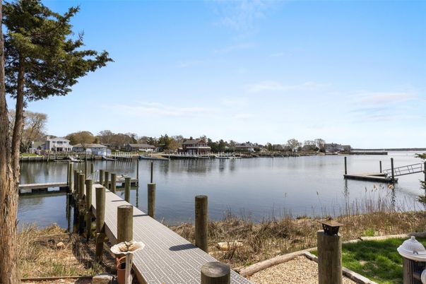 Exterior, Lake