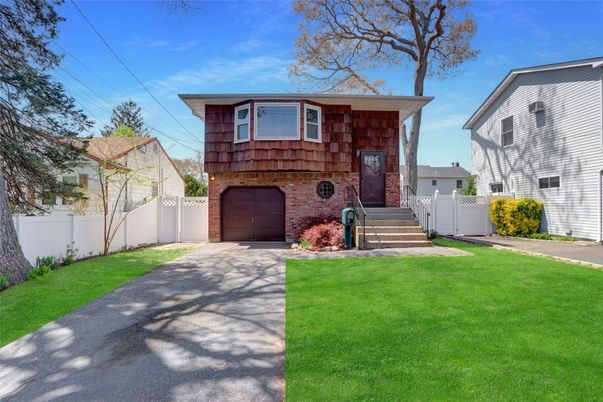 Attached, Exterior, Facade, Brick Facade, Raised Ranch