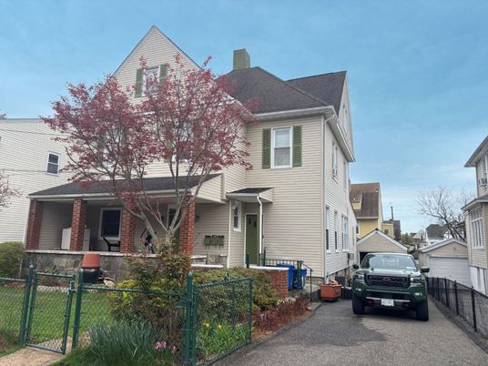 Exterior, Facade, Queen Anne Victorian