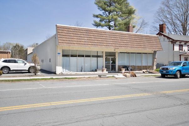 Exterior, Facade, Modern