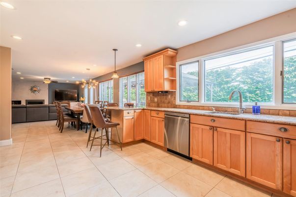 Dining room, Interior, Kitchen, Pendant Lights, Recessed Lighting, Stainless Steel Appliances