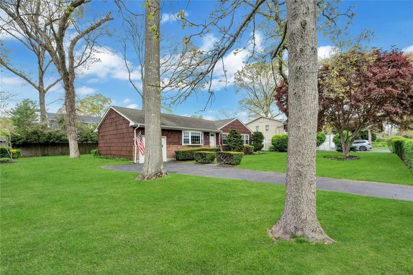 Backyard, Exterior, Facade, Brick Facade, Ranch