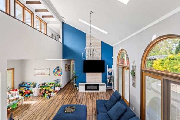 Interior, Pendant Lights, Wood Texture Flooring