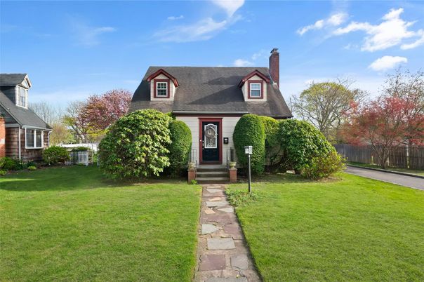 Exterior, Facade, Cape Cod