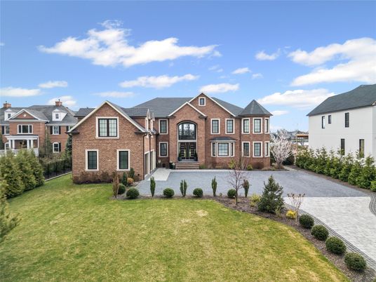 Backyard, Exterior, Facade, Brick Facade, Brick Traditional