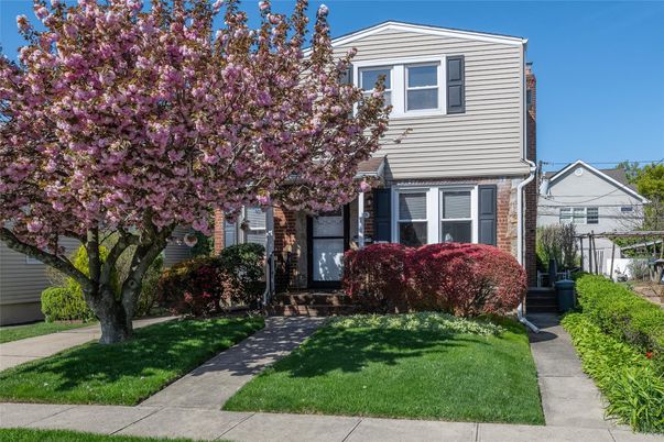 Exterior, Facade, Brick Facade, Queen Anne Victorian