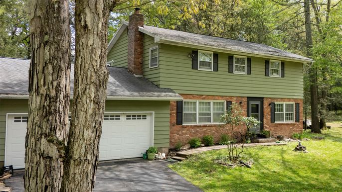 Attached, Exterior, Facade, Brick Facade, Split Level