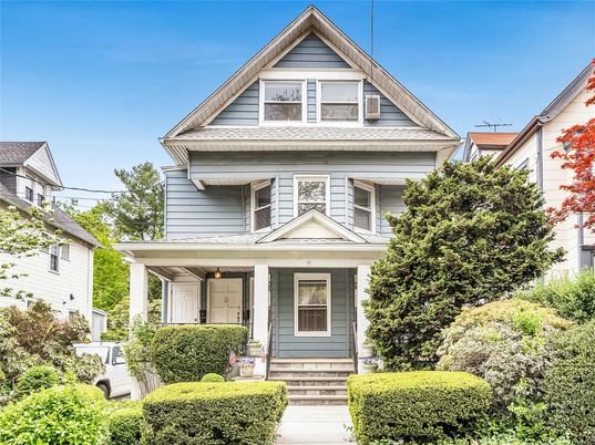 Exterior, Facade, Queen Anne Victorian