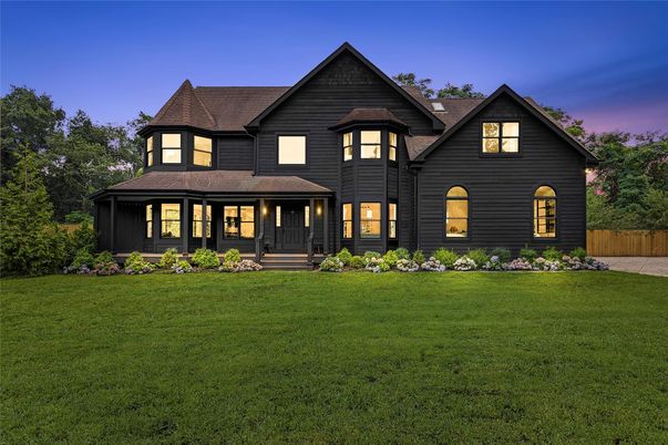 Exterior, Facade, Queen Anne Victorian
