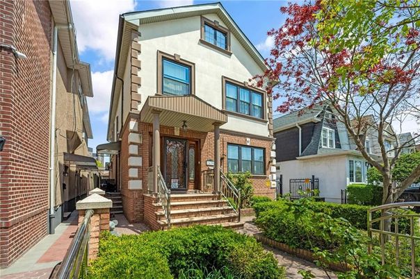 Exterior, Facade, Brick Facade, Rowhouse