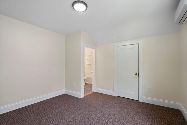 Empty room, Interior