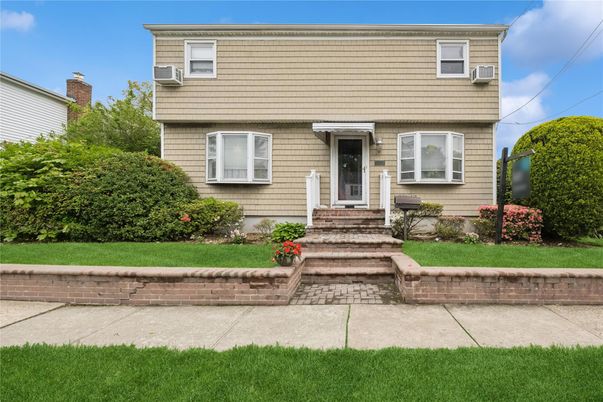 Exterior, Facade, Split Level