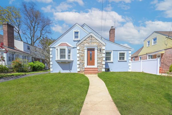 Exterior, Facade, Cape Cod