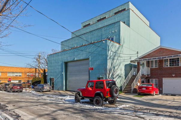 Attached, Exterior, Facade, None